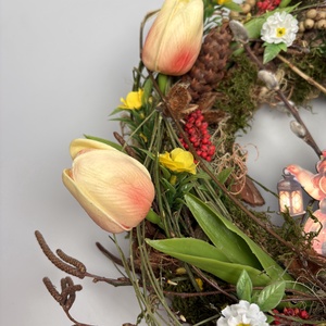 Katica világa - élénk színvilágú, tulipános síkalapos ajtódísz,  lámpást tartó katicát ábrázoló fatáblával - otthon & életmód - dekoráció - ajtó- és ablak dekoráció - ajtódísz & kopogtató - Meska.hu