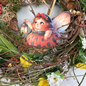 Katica világa - élénk színvilágú, tulipános síkalapos ajtódísz,  lámpást tartó katicát ábrázoló fatáblával - otthon & életmód - dekoráció - ajtó- és ablak dekoráció - ajtódísz & kopogtató - Meska.hu