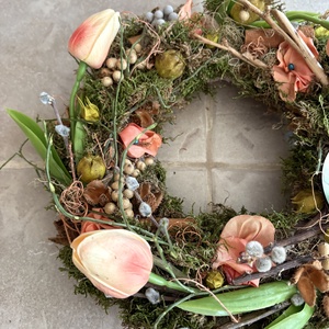 Cicám világa - természetes színvilágú, tulipános síkalapos ajtódísz,  színben harmonizáló, cicát ábrázoló fatáblával - otthon & életmód - dekoráció - ajtó- és ablak dekoráció - ajtódísz & kopogtató - Meska.hu