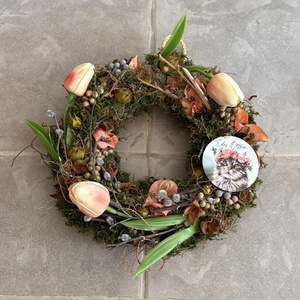 Cicám világa - természetes színvilágú, tulipános síkalapos ajtódísz,  színben harmonizáló, cicát ábrázoló fatáblával, Otthon & Életmód, Dekoráció, Ajtó- és ablak dekoráció, Ajtódísz & Kopogtató, Virágkötés, MESKA