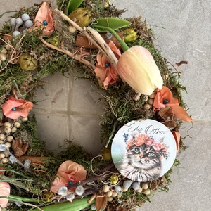 Cicám világa - természetes színvilágú, tulipános síkalapos ajtódísz,  színben harmonizáló, cicát ábrázoló fatáblával - otthon & életmód - dekoráció - ajtó- és ablak dekoráció - ajtódísz & kopogtató - Meska.hu