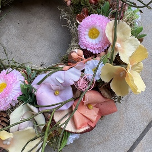 Villantós.1 - Pehelykönnyű, síkalapos ajtódísz sok-sok félénk virággal és Hello tavasz feliratú fatáblácskával - otthon & életmód - dekoráció - ajtó- és ablak dekoráció - ajtódísz & kopogtató - Meska.hu