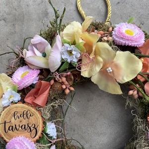 Villantós.1 - Pehelykönnyű, síkalapos ajtódísz sok-sok félénk virággal és Hello tavasz feliratú fatáblácskával - otthon & életmód - dekoráció - ajtó- és ablak dekoráció - ajtódísz & kopogtató - Meska.hu