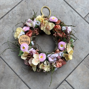 Villantós.1 - Pehelykönnyű, síkalapos ajtódísz sok-sok félénk virággal és Hello tavasz feliratú fatáblácskával - Meska.hu