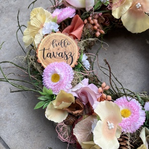 Villantós.1 - Pehelykönnyű, síkalapos ajtódísz sok-sok félénk virággal és Hello tavasz feliratú fatáblácskával - otthon & életmód - dekoráció - ajtó- és ablak dekoráció - ajtódísz & kopogtató - Meska.hu