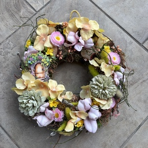 Villantós.2 - Pehelykönnyű, síkalapos ajtódísz pasztell virágokkal és egy erdei kalyiba ajtaját ábrázoló fatáblácskával - Meska.hu