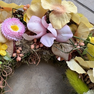 Villantós.2 - Pehelykönnyű, síkalapos ajtódísz pasztell virágokkal és egy erdei kalyiba ajtaját ábrázoló fatáblácskával - otthon & életmód - dekoráció - ajtó- és ablak dekoráció - ajtódísz & kopogtató - Meska.hu