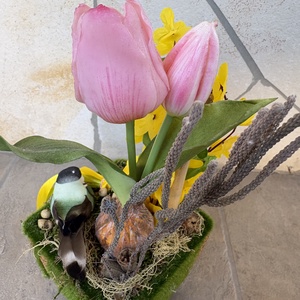 Tartós tavaszváró asztaldísz hagymás tulipán alatt hűsölő picinke cinkével - a mohás kaspó kollekcióból (P-18)  - ünnepi díszek, dekorációk - húsvéti díszek és dekorációk - húsvéti asztaldíszek - Meska.hu
