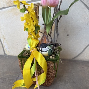 Tartós tavaszváró asztaldísz hagymás tulipán alatt hűsölő picinke cinkével - a mohás kaspó kollekcióból (P-18)  - Meska.hu