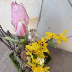 Tartós tavaszváró asztaldísz hagymás tulipán alatt hűsölő picinke cinkével - a mohás kaspó kollekcióból (P-18)  - ünnepi díszek, dekorációk - húsvéti díszek és dekorációk - húsvéti asztaldíszek - Meska.hu