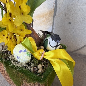 Tartós tavaszváró asztaldísz hagymás tulipán alatt hűsölő picinke cinkével - a mohás kaspó kollekcióból (P-18)  - ünnepi díszek, dekorációk - húsvéti díszek és dekorációk - húsvéti asztaldíszek - Meska.hu