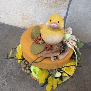 Kacsás, napsárga, tartós tavaszi asztaldísz a virágszendvics kollekcióból (P-20)  - ünnepi díszek, dekorációk - húsvéti díszek és dekorációk - húsvéti asztaldíszek - Meska.hu