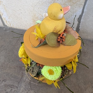 Kacsás, napsárga, tartós tavaszi asztaldísz a virágszendvics kollekcióból (P-20)  - ünnepi díszek, dekorációk - húsvéti díszek és dekorációk - húsvéti asztaldíszek - Meska.hu