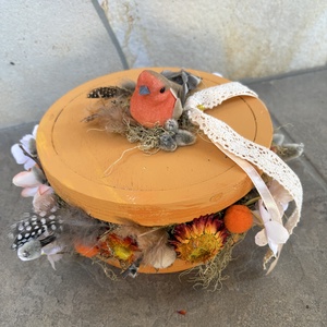 Sárgarépaszínű, madárkás, tartós tavaszi asztaldísz a virágszendvics kollekcióból (P-24)  - Meska.hu