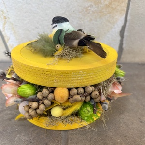 Napsárga színű, madárkás, tartós tavaszi asztaldísz a virágszendvics kollekcióból (P-25)  - ünnepi díszek, dekorációk - húsvéti díszek és dekorációk - húsvéti asztaldíszek - Meska.hu