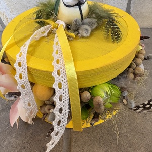 Napsárga színű, madárkás, tartós tavaszi asztaldísz a virágszendvics kollekcióból (P-25)  - ünnepi díszek, dekorációk - húsvéti díszek és dekorációk - húsvéti asztaldíszek - Meska.hu
