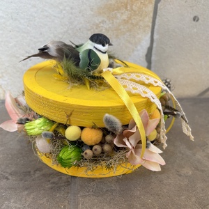 Napsárga színű, madárkás, tartós tavaszi asztaldísz a virágszendvics kollekcióból (P-25)  - ünnepi díszek, dekorációk - húsvéti díszek és dekorációk - húsvéti asztaldíszek - Meska.hu