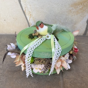 Zöldes-kékes, csodálatos hosszú farktollú madárkás, tartós tavaszi asztaldísz a virágszendvics kollekcióból (P-26)  - ünnepi díszek, dekorációk - húsvéti díszek és dekorációk - húsvéti asztaldíszek - Meska.hu