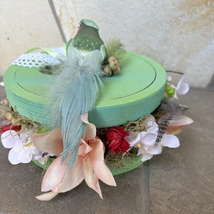 Zöldes-kékes, csodálatos hosszú farktollú madárkás, tartós tavaszi asztaldísz a virágszendvics kollekcióból (P-26)  - Meska.hu