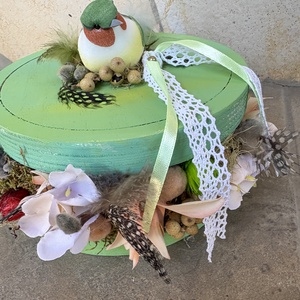 Zöldes-kékes, csodálatos hosszú farktollú madárkás, tartós tavaszi asztaldísz a virágszendvics kollekcióból (P-26)  - ünnepi díszek, dekorációk - húsvéti díszek és dekorációk - húsvéti asztaldíszek - Meska.hu