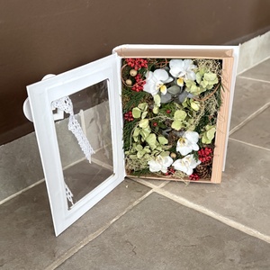 Bibliofil könyveskert - egy kötetnyi könyvbe zárt természet, különleges virágdísz orchideával  - otthon & életmód - virágdekoráció - virágdíszek - asztali virágdísz - Meska.hu