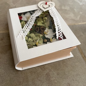 Bibliofil könyveskert - egy kötetnyi könyvbe zárt természet, különleges virágdísz orchideával  - Meska.hu
