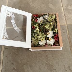 Bibliofil könyveskert - egy kötetnyi könyvbe zárt természet, különleges virágdísz orchideával  - otthon & életmód - virágdekoráció - virágdíszek - asztali virágdísz - Meska.hu