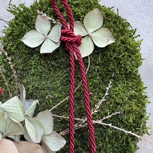Elfogadás - elegáns, szárazvirágokkal és termésekkel díszített, kegyeleti mohakoszorú (K-04)  - otthon & életmód - vallás - temetkezési tárgy - sírdísz, kegyeleti dísz - Meska.hu