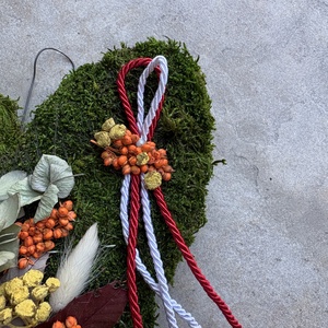 Derű - elegáns, szárazvirágokkal és termésekkel díszített, kegyeleti mohakoszorú (K-06)  - otthon & életmód - vallás - temetkezési tárgy - sírdísz, kegyeleti dísz - Meska.hu