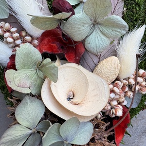 Odaadás - elegáns, szárazvirágokkal és termésekkel díszített, kegyeleti mohakoszorú (K-07)  - otthon & életmód - vallás - temetkezési tárgy - sírdísz, kegyeleti dísz - Meska.hu
