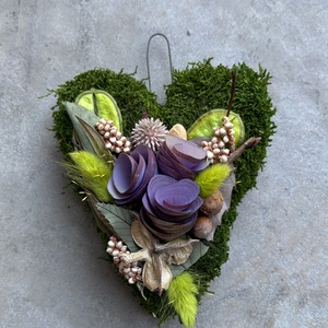 Nyitottság - elegáns, szárazvirágokkal és termésekkel díszített, kegyeleti mohakoszorú (K-10) , Otthon & Életmód, Vallás, Temetkezési tárgy, Sírdísz, kegyeleti dísz, Virágkötés, Szívalakú, felül 12 cm átmérőjű, 15 cm magas, beépített drótakasztóval ellátott, arányosan, száraz-..., MESKA