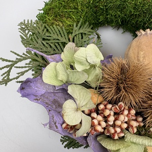 Figyelmesség - elegáns, szárazvirágokkal és termésekkel díszített, kegyeleti mohakoszorú (K-21)  - otthon & életmód - vallás - temetkezési tárgy - sírdísz, kegyeleti dísz - Meska.hu