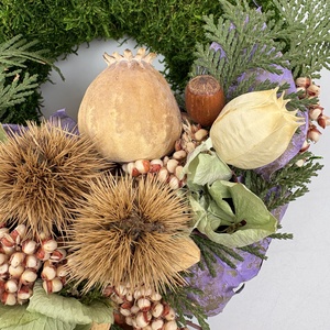 Figyelmesség - elegáns, szárazvirágokkal és termésekkel díszített, kegyeleti mohakoszorú (K-21)  - otthon & életmód - vallás - temetkezési tárgy - sírdísz, kegyeleti dísz - Meska.hu