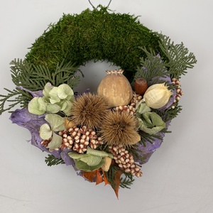 Figyelmesség - elegáns, szárazvirágokkal és termésekkel díszített, kegyeleti mohakoszorú (K-21)  - Meska.hu