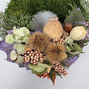 Figyelmesség - elegáns, szárazvirágokkal és termésekkel díszített, kegyeleti mohakoszorú (K-21)  - otthon & életmód - vallás - temetkezési tárgy - sírdísz, kegyeleti dísz - Meska.hu