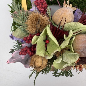 Lágyság - elegáns, szárazvirágokkal és termésekkel díszített, kegyeleti mohakoszorú (K-22)  - otthon & életmód - vallás - temetkezési tárgy - sírdísz, kegyeleti dísz - Meska.hu
