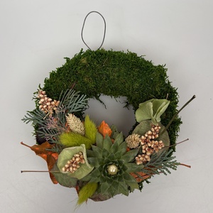 Tartás - 1 kövirózsás, elegáns, szárazvirágokkal és termésekkel díszített, kegyeleti mohakoszorú (K-23)  - Meska.hu