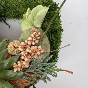 Tartás - 1 kövirózsás, elegáns, szárazvirágokkal és termésekkel díszített, kegyeleti mohakoszorú (K-23)  - otthon & életmód - vallás - temetkezési tárgy - sírdísz, kegyeleti dísz - Meska.hu