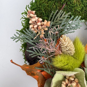 Tartás - 1 kövirózsás, elegáns, szárazvirágokkal és termésekkel díszített, kegyeleti mohakoszorú (K-23)  - otthon & életmód - vallás - temetkezési tárgy - sírdísz, kegyeleti dísz - Meska.hu