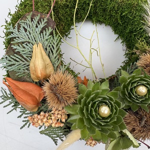 Együttérzés - 2 kövirózsás, elegáns, szárazvirágokkal és termésekkel díszített, kegyeleti mohakoszorú (K-24)  - otthon & életmód - vallás - temetkezési tárgy - sírdísz, kegyeleti dísz - Meska.hu
