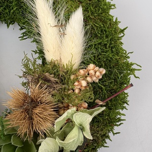 Együttérzés - 2 kövirózsás, elegáns, szárazvirágokkal és termésekkel díszített, kegyeleti mohakoszorú (K-24)  - otthon & életmód - vallás - temetkezési tárgy - sírdísz, kegyeleti dísz - Meska.hu
