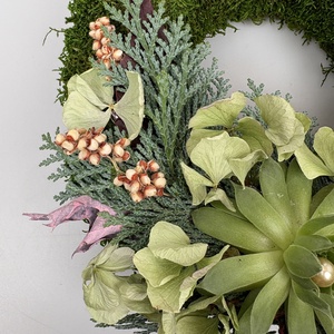 Szolidság - 2 kövirózsás, elegáns, szárazvirágokkal és termésekkel díszített, kegyeleti mohakoszorú (K-25)  - otthon & életmód - vallás - temetkezési tárgy - sírdísz, kegyeleti dísz - Meska.hu