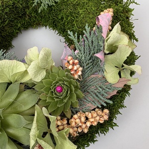 Szolidság - 2 kövirózsás, elegáns, szárazvirágokkal és termésekkel díszített, kegyeleti mohakoszorú (K-25)  - otthon & életmód - vallás - temetkezési tárgy - sírdísz, kegyeleti dísz - Meska.hu