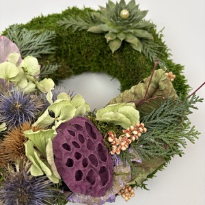 Helytállás - 1 kövirózsás, elegáns, szárazvirágokkal és termésekkel díszített, kegyeleti mohakoszorú (K-26)  - otthon & életmód - vallás - temetkezési tárgy - sírdísz, kegyeleti dísz - Meska.hu