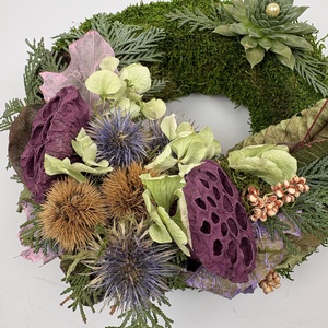 Helytállás - 1 kövirózsás, elegáns, szárazvirágokkal és termésekkel díszített, kegyeleti mohakoszorú (K-26)  - otthon & életmód - vallás - temetkezési tárgy - sírdísz, kegyeleti dísz - Meska.hu