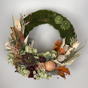 Kötődés - Lábakon álló, 3 kövirózsás, elegáns, szárazvirágokkal és termésekkel díszített, kegyeleti mohakoszorú (K-31)  - otthon & életmód - vallás - temetkezési tárgy - sírkoszorú, kegyeleti koszorú - Meska.hu