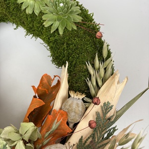Kötődés - Lábakon álló, 3 kövirózsás, elegáns, szárazvirágokkal és termésekkel díszített, kegyeleti mohakoszorú (K-31)  - otthon & életmód - vallás - temetkezési tárgy - sírkoszorú, kegyeleti koszorú - Meska.hu