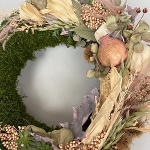 Alázat - Lábakon álló, 3 kövirózsás, elegáns, szárazvirágokkal és termésekkel díszített, kegyeleti mohakoszorú (K-32)  - otthon & életmód - vallás - temetkezési tárgy - sírkoszorú, kegyeleti koszorú - Meska.hu