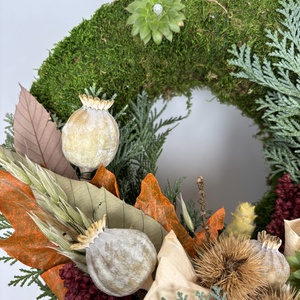 Hála - Lábakon álló, 3 kövirózsás, szárazvirágokkal és termésekkel díszített, kegyeleti mohakoszorú (K-34)  - otthon & életmód - vallás - temetkezési tárgy - sírkoszorú, kegyeleti koszorú - Meska.hu