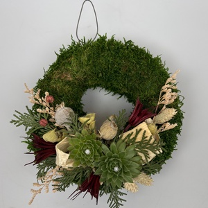 Kitartás - 2 kövirózsás, elegáns, szárazvirágokkal és termésekkel díszített, kegyeleti mohakoszorú (K-38)  - Meska.hu